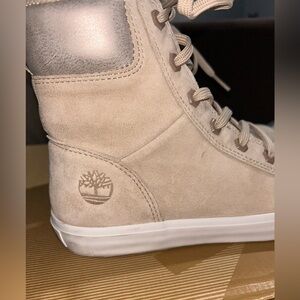 TIMBERLAND WOMENS SNEAKERS
LIKE NEW
SIZE 7

These look so cute on!!!